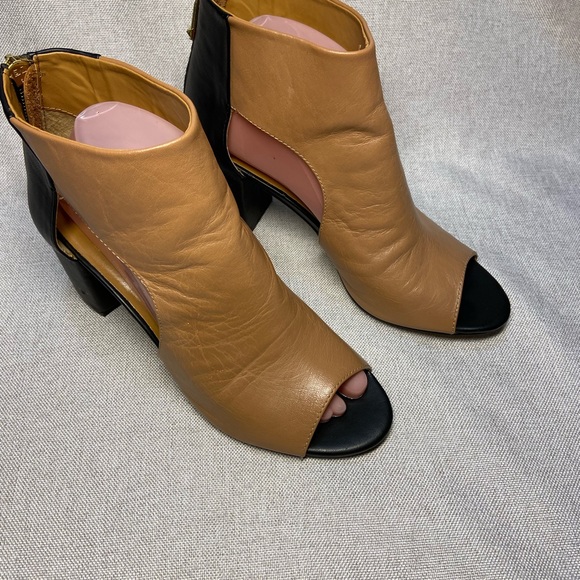 Report Signature Bryanna Tan and Black Cutout Peep Toe Booties. Size 8-8,5. - Picture 4 of 11